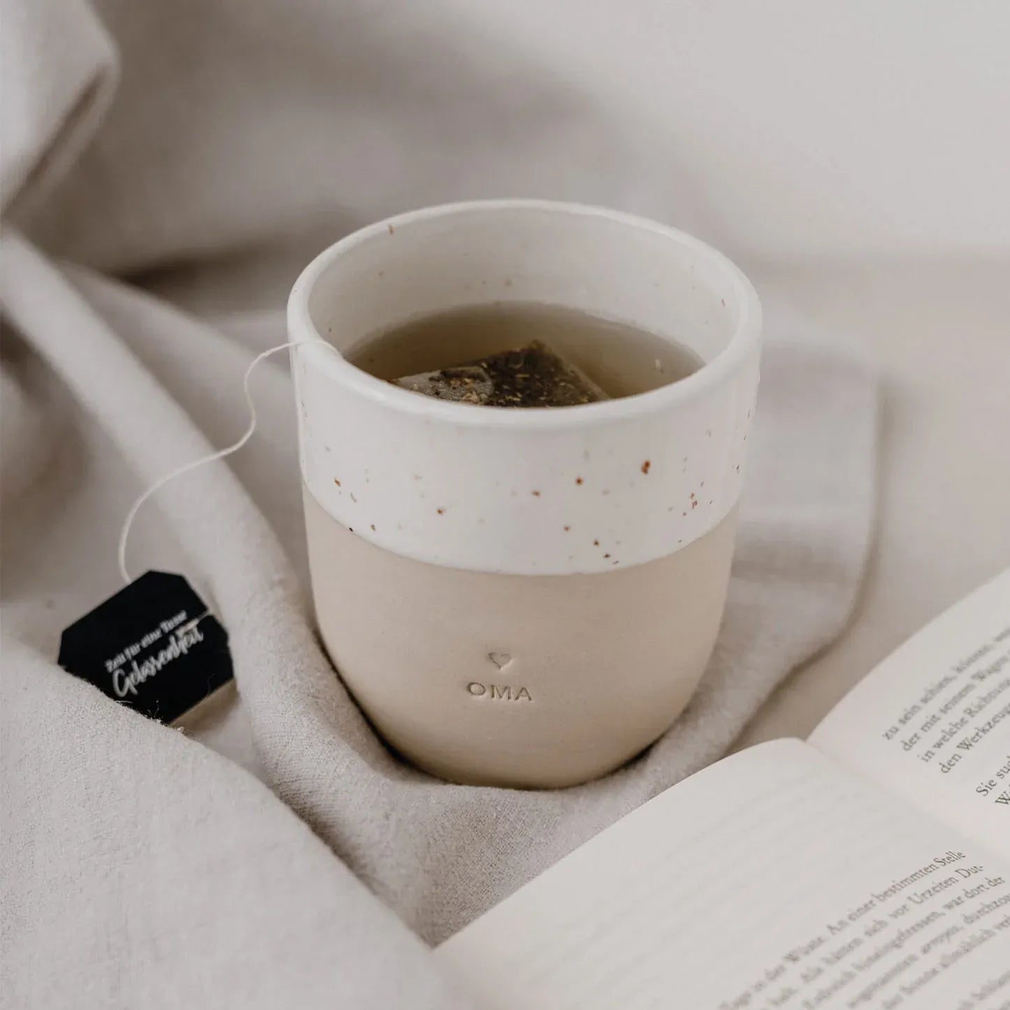 Handgefertigter Becher "Oma" aus Steingut mit Tee