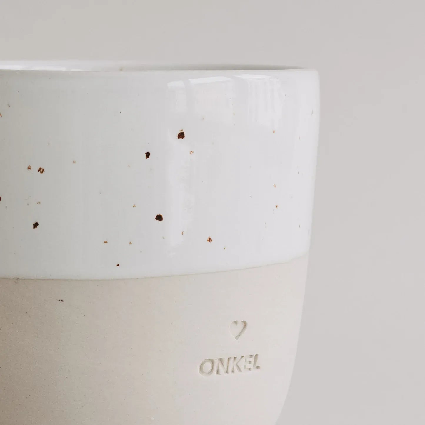 Handgefertigter Becher "Onkel" aus Steingut Detail
