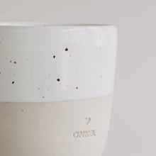 Handgefertigter Becher "Onkel" aus Steingut Detail