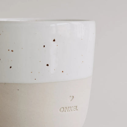 Handgefertigter Becher "Onkel" aus Steingut Detail