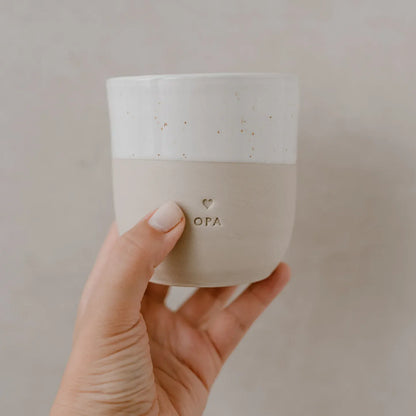 Handgefertigter Becher "Opa" aus Steingut in der Hand