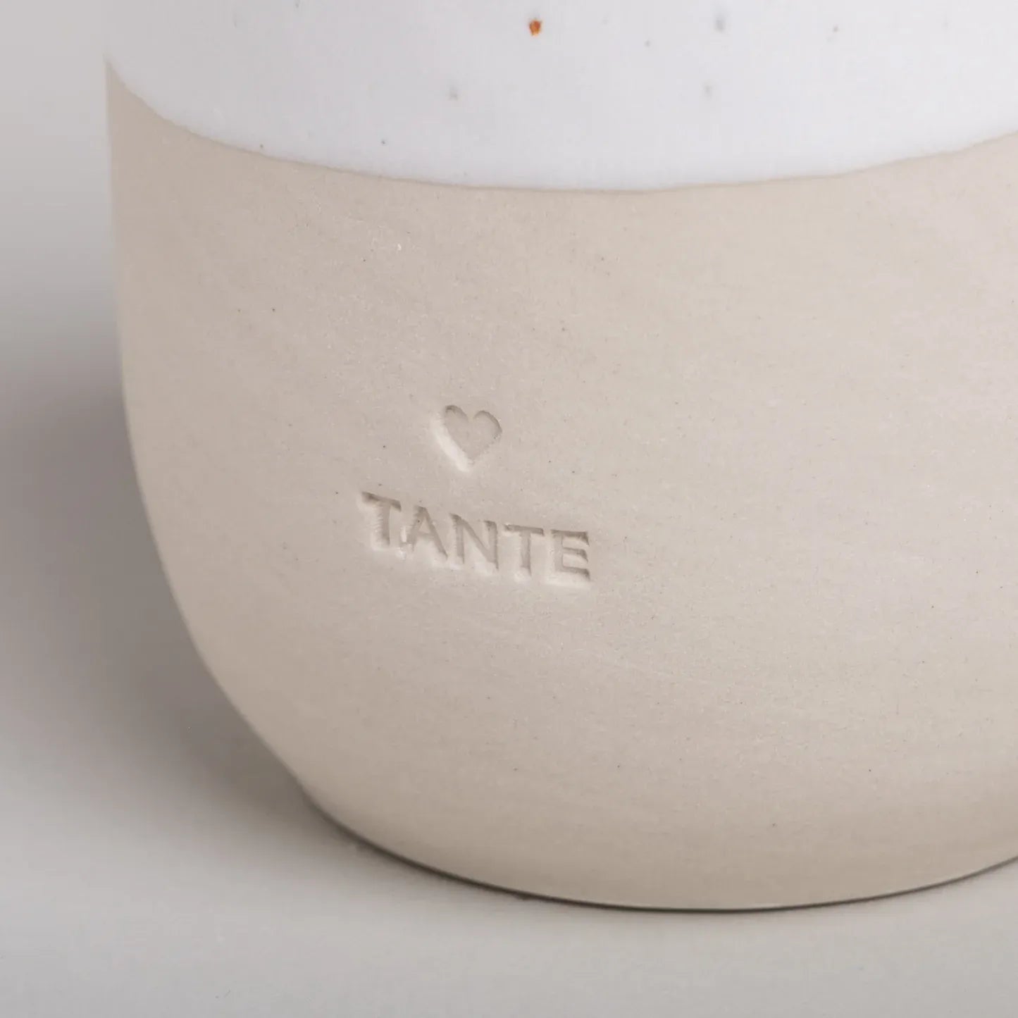 Handgefertigter Becher "Tante" aus Steingut Detail