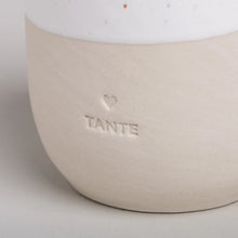 Handgefertigter Becher "Tante" aus Steingut Detail