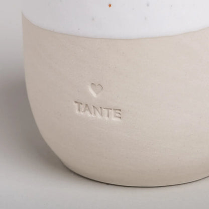 Handgefertigter Becher "Tante" aus Steingut Detail