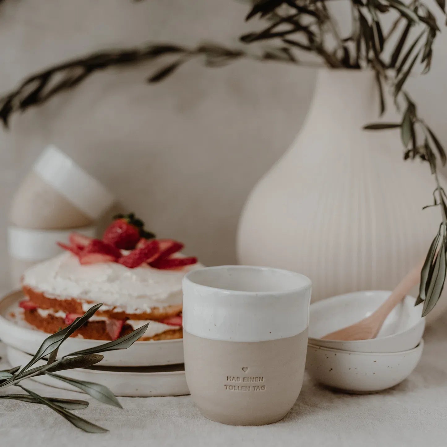 Handgefertigter Becher "Toller Tag" aus Steingut Moodbild