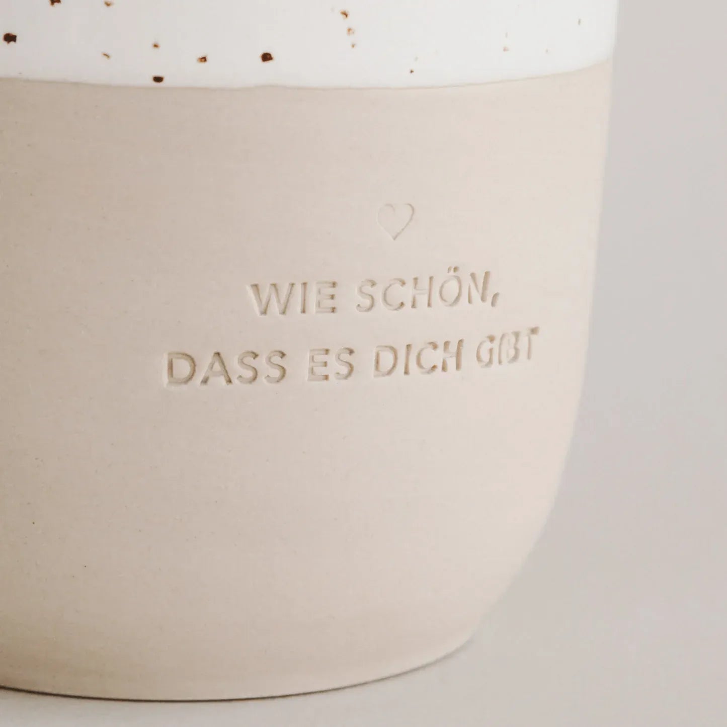 Handgefertigter Becher "Wie schön" aus Steingut