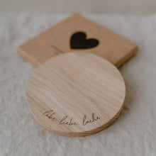 Untersetzer "Lebe Liebe Lache" aus Eiche mit Geschenkverpackung