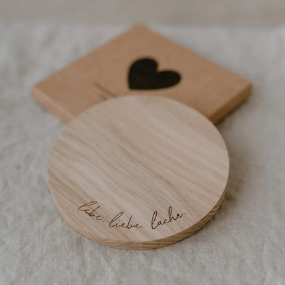Untersetzer "Lebe Liebe Lache" aus Eiche mit Geschenkverpackung