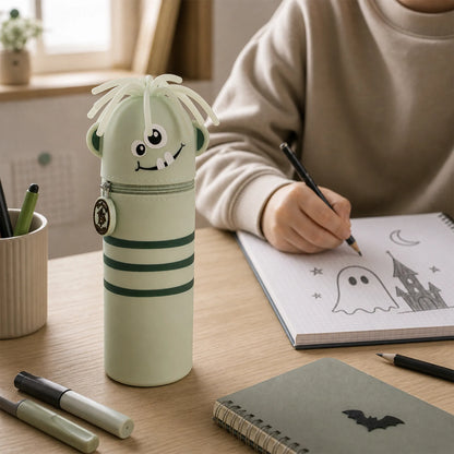 Federmäppchen aus Silikon „Monster Maxy“ im Gebrauch
