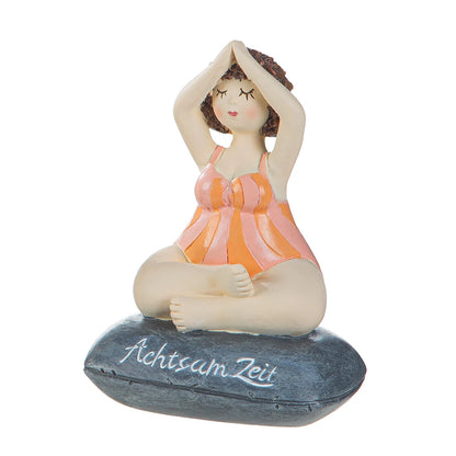 Figur Frau „Wohlfühlmomente“ mit Schriftzug Achtsamkeit in Yoga-Pose