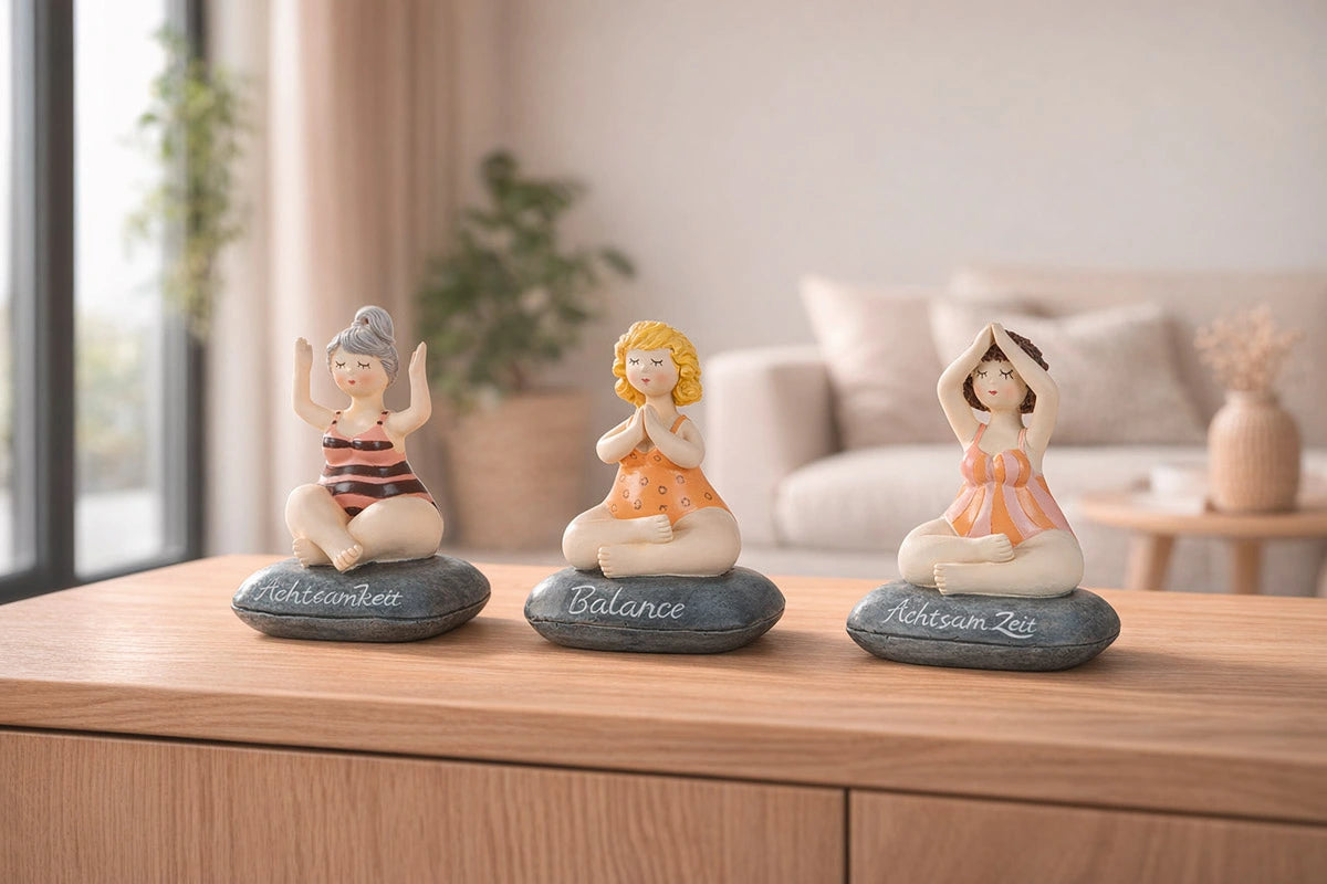 Figur Frau „Wohlfühlmomente“ mit Schriftzug Achtsamkeit und Balance in Yoga-Pose Mood