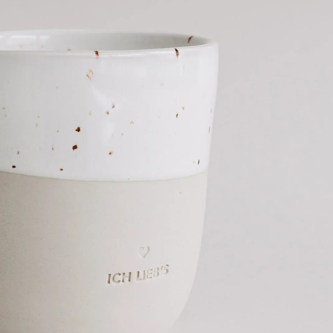 Handgefertigter Becher "Ich lieb's" aus Steingut Detail