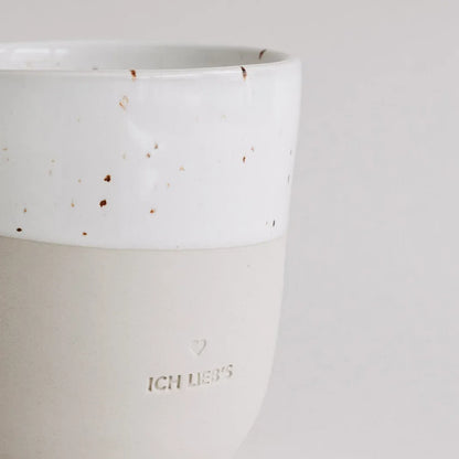 Handgefertigter Becher "Ich lieb's" aus Steingut Detail