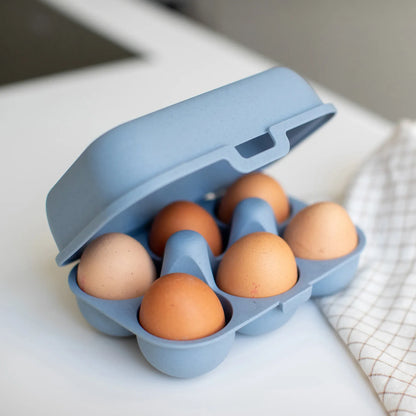 Eierbox EGGS TO GO MINI aus melaminfreiem Thermoplast Blau mit Eiern