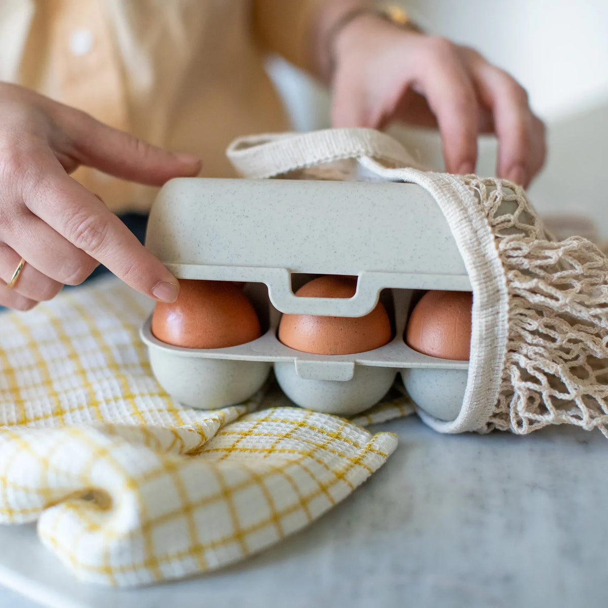 Eierbox EGGS TO GO MINI aus melaminfreiem Thermoplast Beige mit Eiern