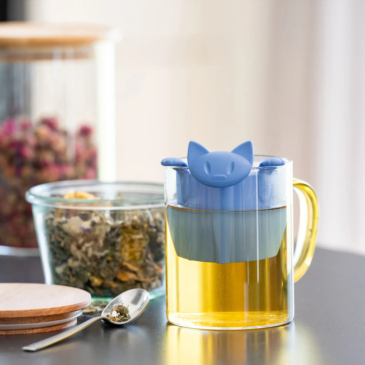 Teesieb MIAOU aus melaminfreiem Thermoplast Blau im Gebrauch