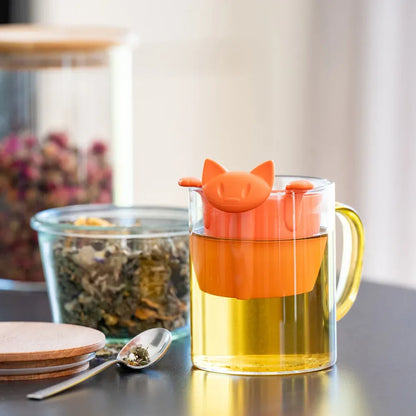 Teesieb MIAOU aus melaminfreiem Thermoplast Orange im Gebrauch