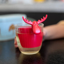 Teesieb RUDOLF aus melaminfreiem Thermoplast im Gebrauch