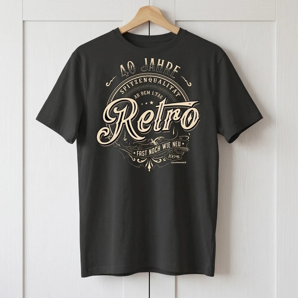 Schwarzes Rahmenlos-T-Shirt zum 40. Geburtstag mit Retro-Aufdruck „40 Jahre – fast noch wie neu“ auf einem Holzbügel