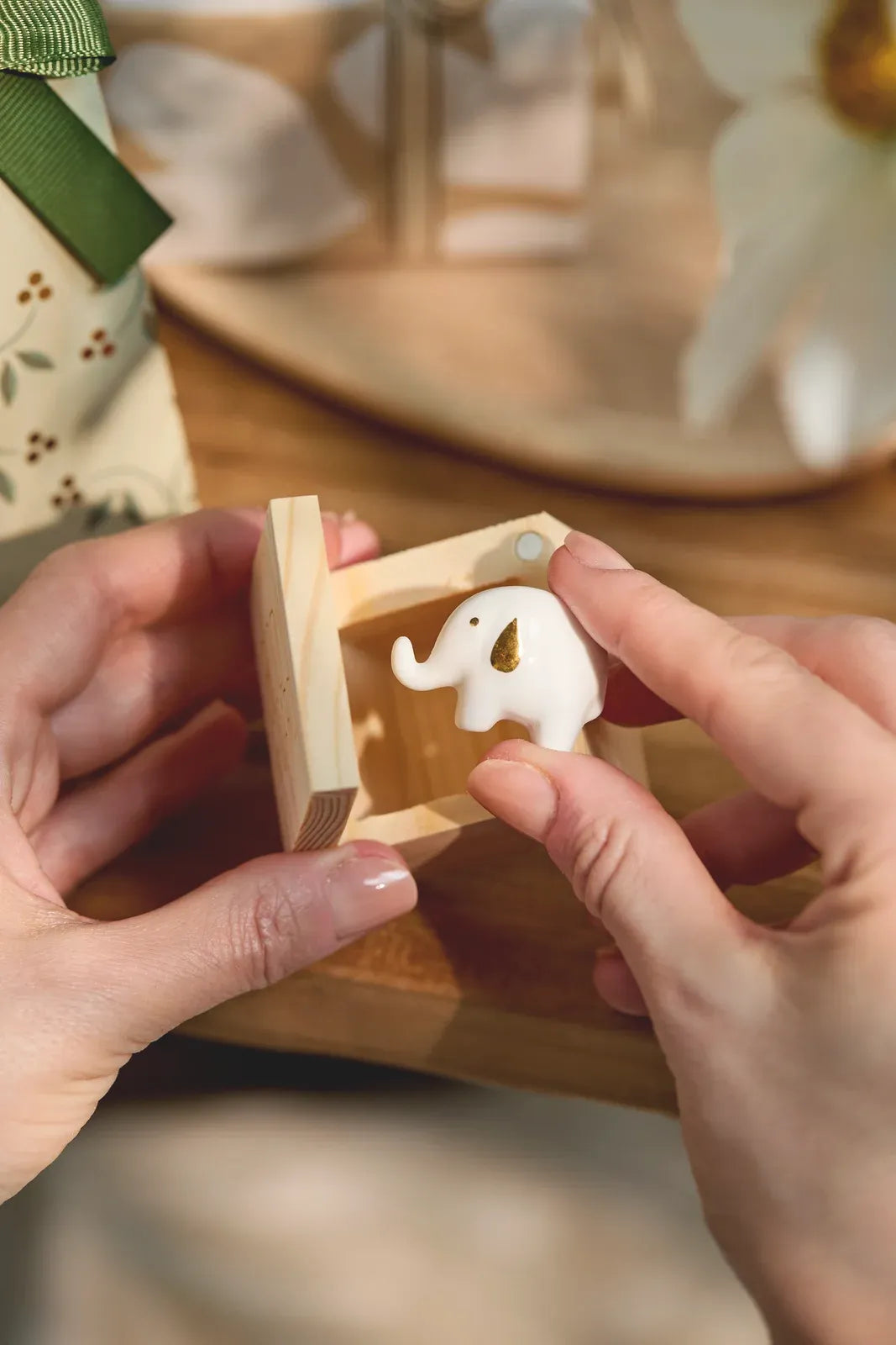 Räder Glückskästchen "Elefant" aus Porzellan und Holz Mood