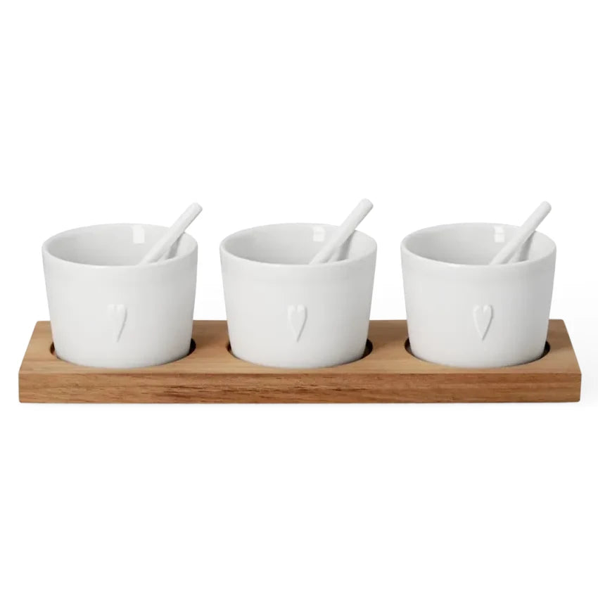 Schalen-Set „Guten Appetit“ aus Porzellan und Holz, 3 Schalen auf Holzbrett mit Löffeln und Herzmotiven