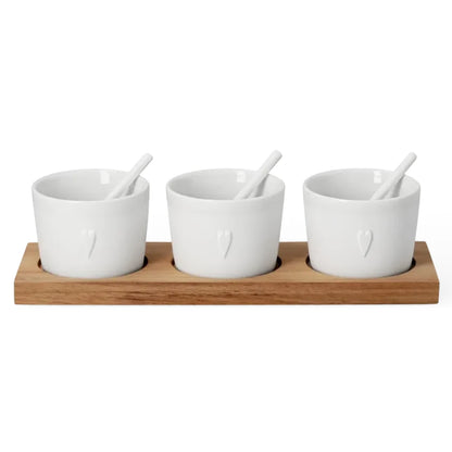 Schalen-Set „Guten Appetit“ aus Porzellan und Holz, 3 Schalen auf Holzbrett mit Löffeln und Herzmotiven