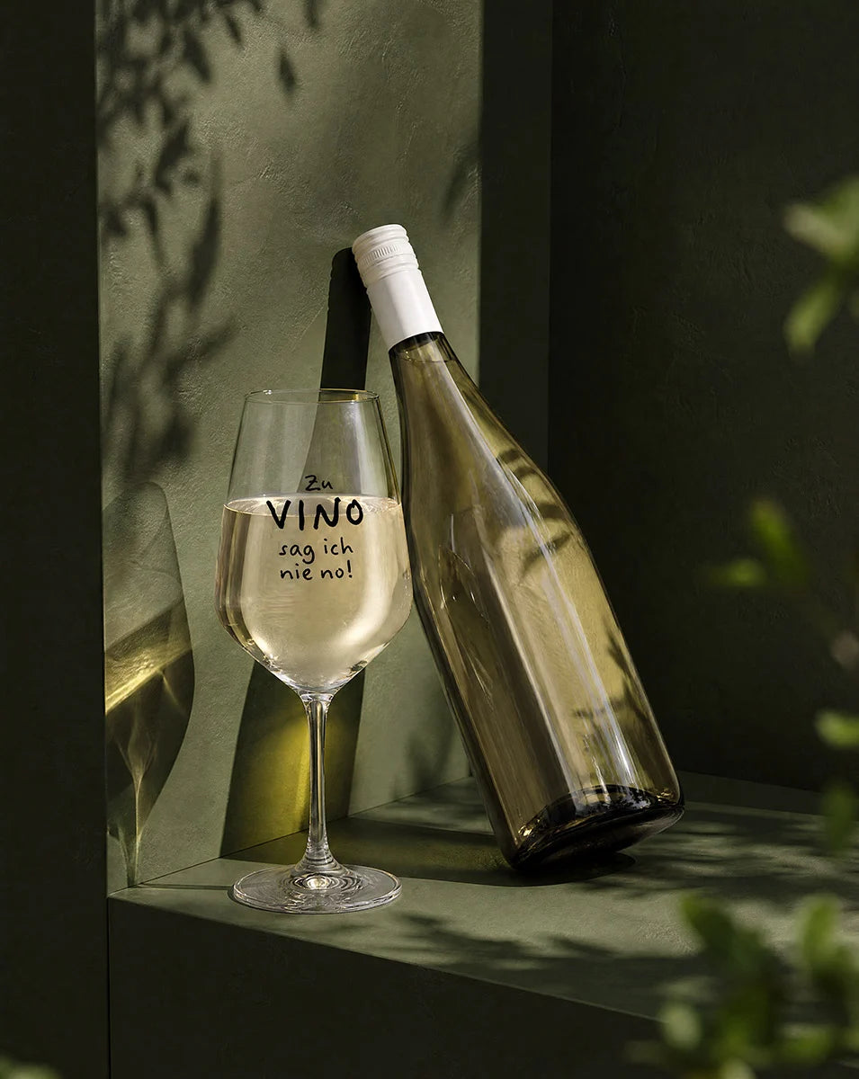Weinglas mit Spruch „Zu Vino sag ich nie no!“ Mood