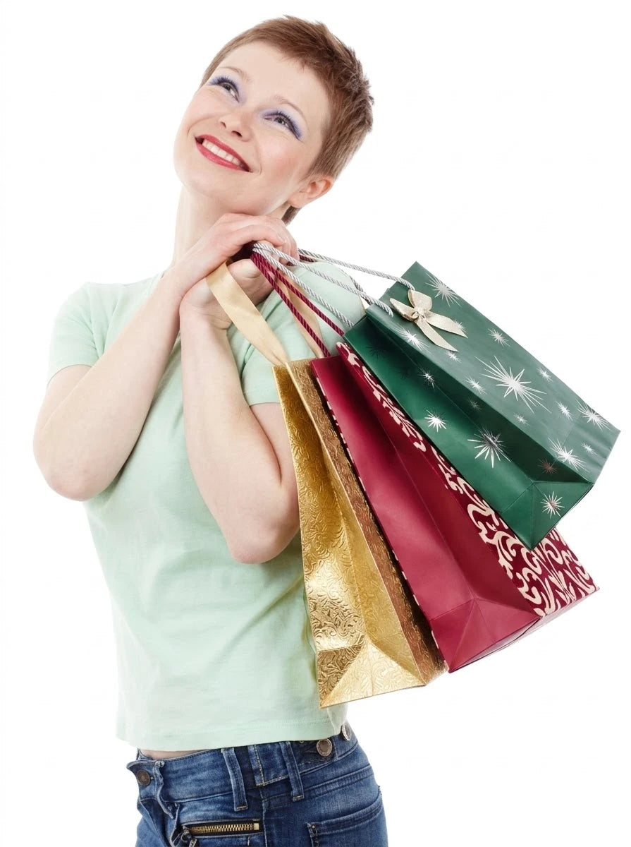 Zufriedene glückliche Kundin mit Geschenken