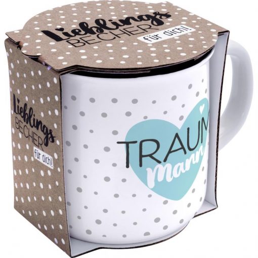 Sheepworldbecher in weiß mit grauen Punkten und 2 hellblauen Herzen mit Aufschrift "Traummann" in Geschenkbanderole