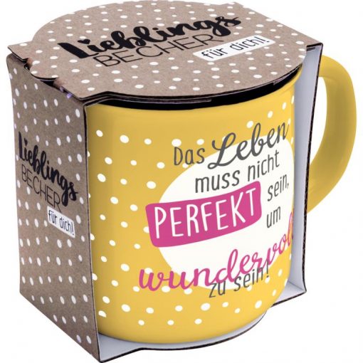 Gelber Porzellanbecher mit Motiv und Spruch "Leben muss nicht perfekt sein" mit Geschenkbanderole