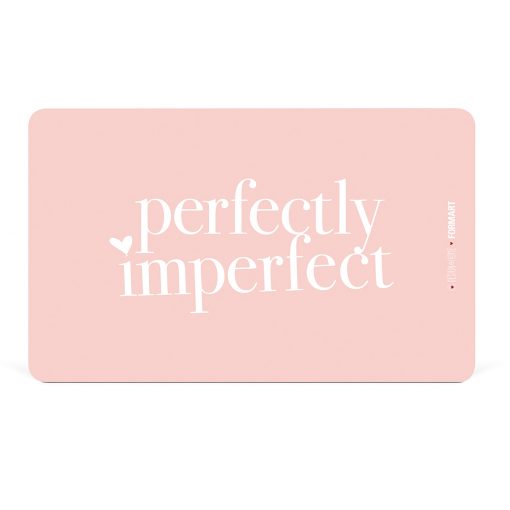 Rosa Brettchen mit Schriftzug "Perfectly Imperfect"