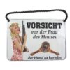 Blechschild mit Spruch und Kordel zum Hängen - VORSICHT vor der Frau des Hauses - der Hund ist harmlos