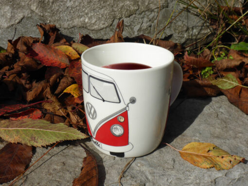 VW T1 Bulli Kaffeetasse, in rot, Mood Shot