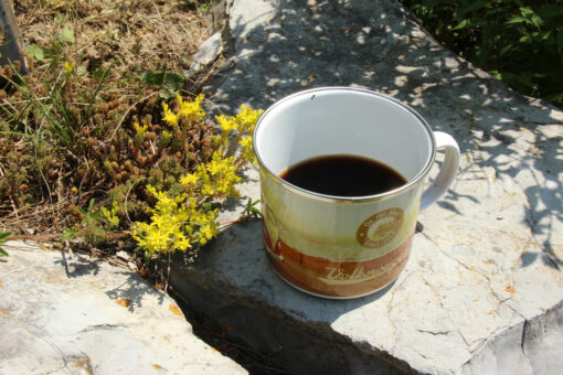 VW T1 Bus Emaille Tasse - Highway 1, Mood Shot