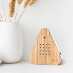 Zeigt die LakesideBox mit Holzfront aus Eiche auf einem Tisch mit einer Vase und Tasse Kaffee