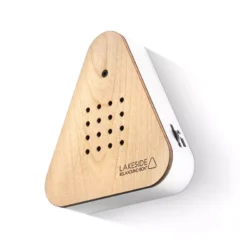LakesideBox mit Holzfront aus Birke - aus der ZwitscherBox-Familie, Beispiel Montage an weißer Wand