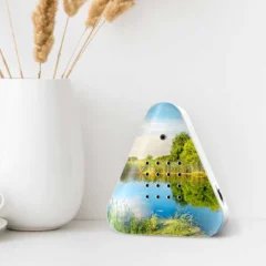 Zeigt die LakesideBox Summertime auf einem Tisch mit einer Vase und Tasse Kaffee