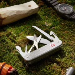 Zeigt das Schweizer Taschenmesser Farmer X Alox von Victornox mit ausgeklappten Werkzeugen