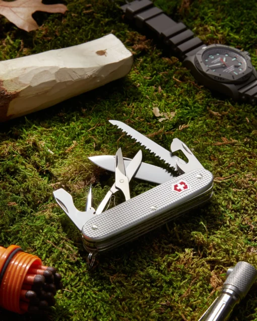 Zeigt das Schweizer Taschenmesser Farmer X Alox von Victornox mit ausgeklappten Werkzeugen
