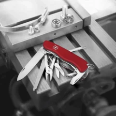 Victorinox - Schweizer Taschenmesser Work Champ - Moodbild in der Werkstatt
