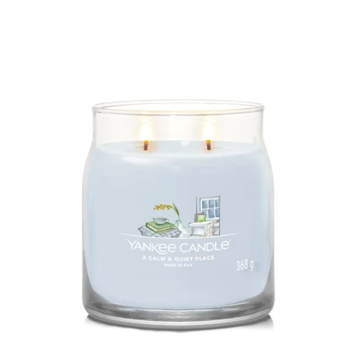 Yankee Candle Duftkerze - Calm & Quiet Place, Medium Glas mit brennenden Dochten