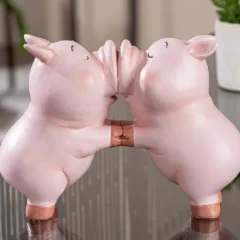 Schwein-Figur „Kissing Babe“ aus Kunstharz, Stimmungsbild