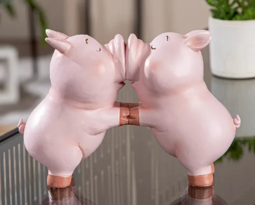 Schwein-Figur „Kissing Babe“ aus Kunstharz, Stimmungsbild