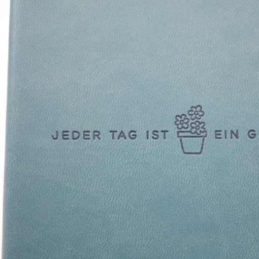 Terminplaner "Jeder Tag" 2026 im Lederlook - Grafik Werkstatt, im Detail die Prägung auf dem Cover