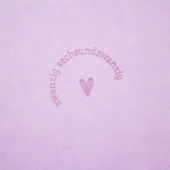 Terminplaner 2026 Lavender im Lederlook - Grafik Werkstatt, im Detail die Prägung auf dem Cover