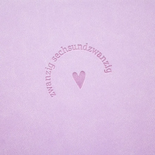Terminplaner 2026 Lavender im Lederlook - Grafik Werkstatt, im Detail die Prägung auf dem Cover