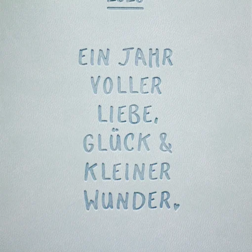 Terminplaner "Voller Liebe" 2026 im Lederlook - Grafik Werkstatt, Prägung auf dem Cover im Detail