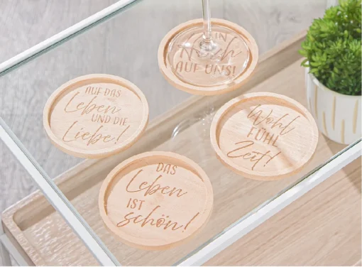 Runder Untersetzer aus Holz mit Spruch, Stimmungsbild