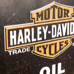 Nostalgic-Art Blechdose - Harley Davidson Genuine Oil, Prägung im Detail