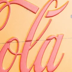 Nostalgic-Art Blechdose Coca-Cola, Flach - Prägung im Detail